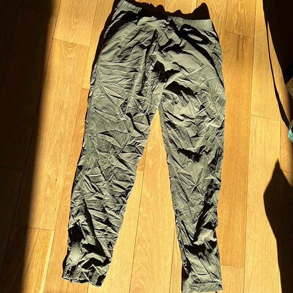 Lulu Lemon - olive Green stretch waist band loose ankle